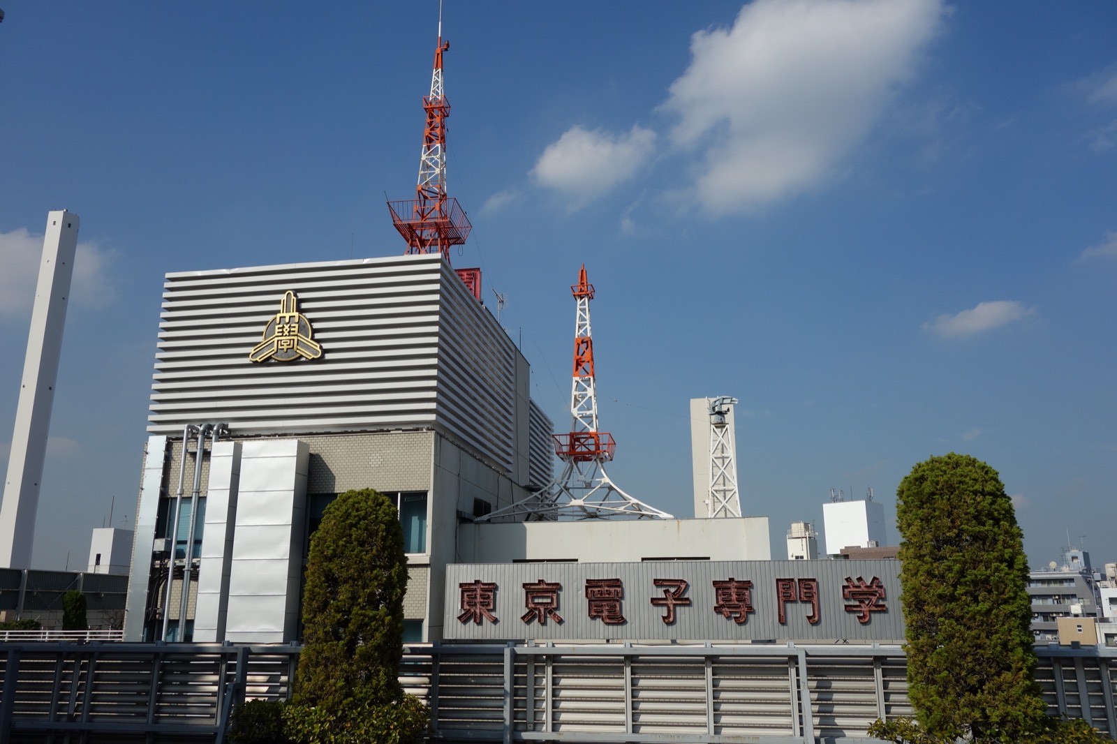 屋上の電波塔と校章