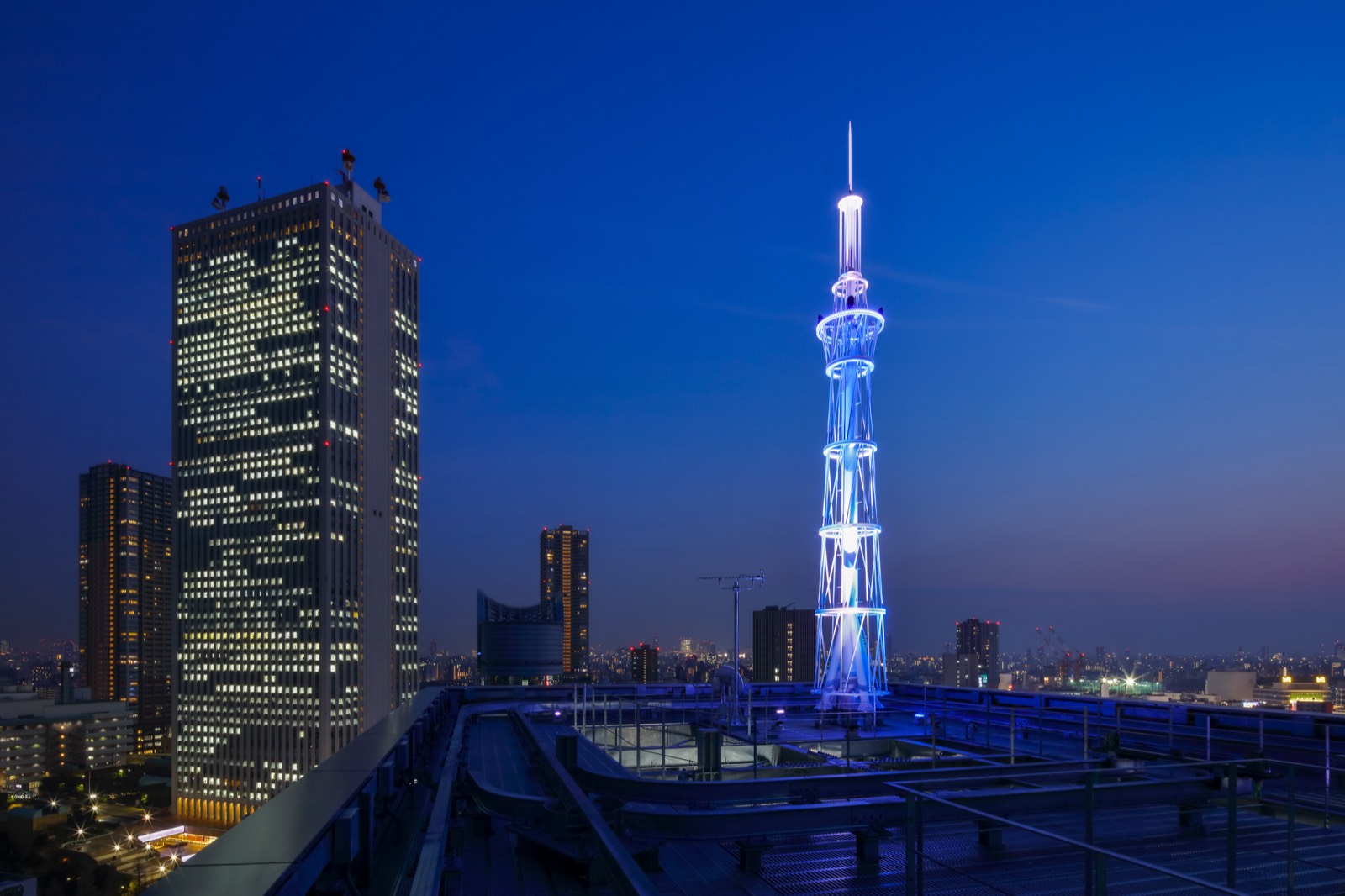 夜にライトアップされた電波塔